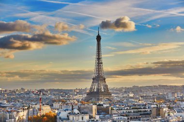 Paris, Fransa, bir sonbahar gününde hava panoramik cityscape görünümü Eyfel Kulesi