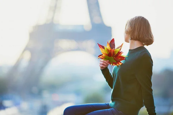 Schöne Junge Französin Mit Bunten Herbstblättern Der Nähe Des Eiffelturms — Stockfoto