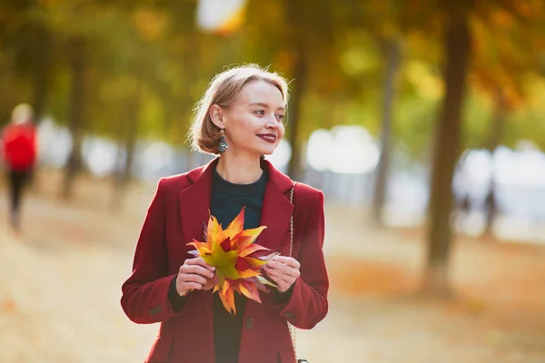 Schöne Junge Frau Mit Bunten Herbstblättern Die Einem Herbsttag Park — Stockfoto