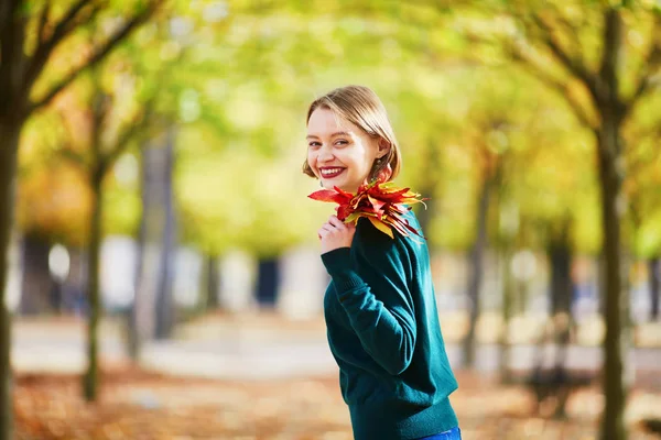 Mooie Jonge Vrouw Met Bos Van Kleurrijke Herfst Bladeren Lopen — Stockfoto