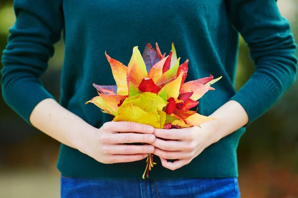 Hermosa Mujer Joven Con Racimo Hojas Coloridas Otoño Caminando Parque — Foto de Stock