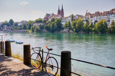 Basel, İsviçre nehirde yüzme insanlarla Rhine set of doğal görünümü
