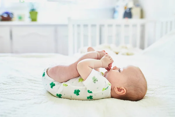 Kislány Üzembe Lábát Száj Szopós Lábujjak Kis Gyerek Ágyon Csecsemő — Stock Fotó