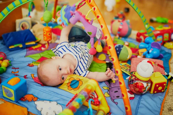 Meisje Met Veel Kleurrijk Speelgoed Klein Kind Liggend Speelkameraadje Kind — Stockfoto