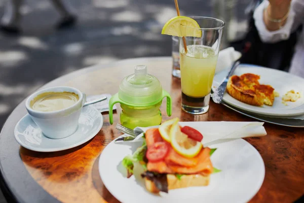 Xícara Café Copo Suco Lanches Bebê Bebendo Garrafa Mesa Café — Fotografia de Stock