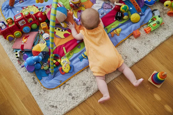 Baby Flicka Med Många Färgglada Leksaker Ett Litet Barn Som — Stockfoto