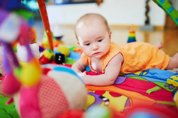 Baby Flicka Med Många Färgglada Leksaker Lilla Barnet Liggande Lekmattan — Stockfoto