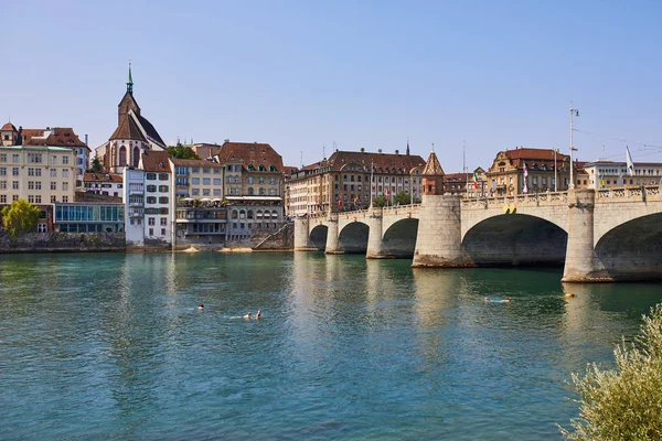 Malowniczy Widok Promenady Nad Renem Ludźmi Pływanie Rzece Basel Szwajcaria — Zdjęcie stockowe