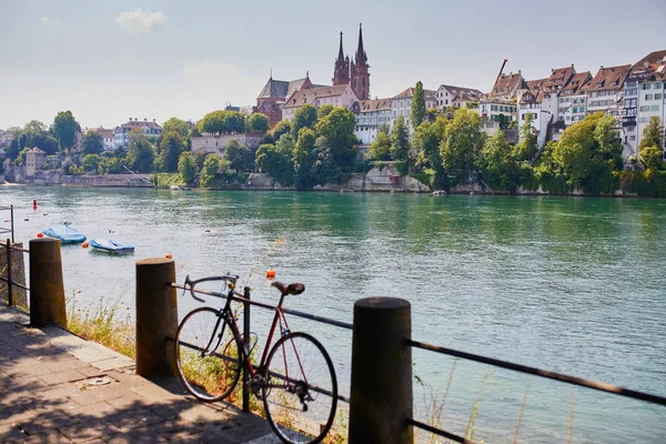 Malowniczy Widok Promenady Nad Renem Ludźmi Pływanie Rzece Basel Szwajcaria — Zdjęcie stockowe