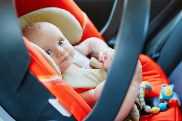 Entzückendes Kleines Mädchen Modernem Autositz Kleines Kind Das Mit Dem — Stockfoto