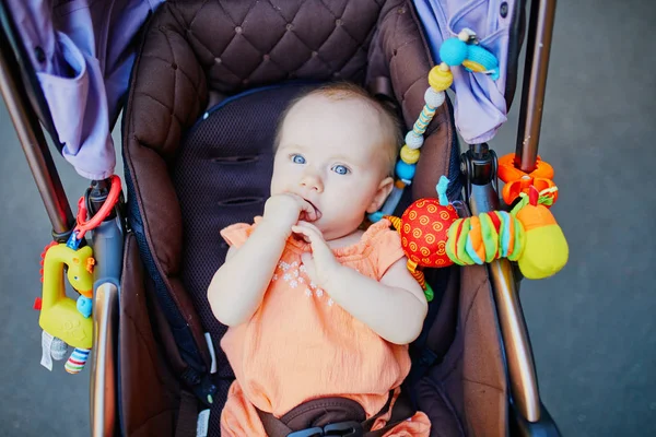 Mädchen Mit Buntem Spielzeug Kinderwagen Kind Kinderwagen Säugling Freien — Stockfoto