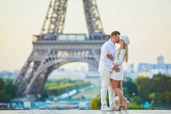 Romantiska Älskande Par Paris Nära Eiffeltornet — Stockfoto