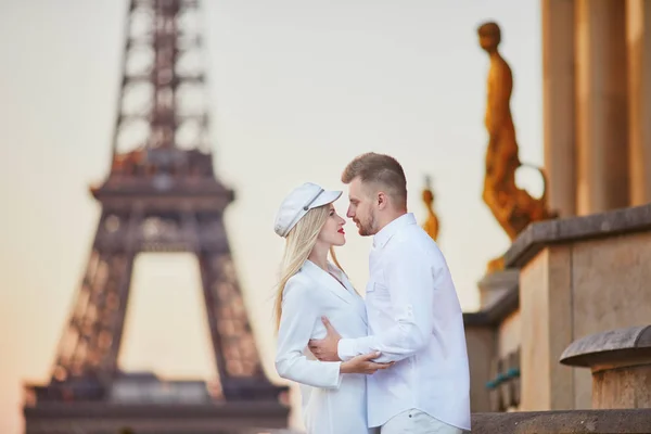 Romantik Sevgi Dolu Çift Paris Eyfel Kulesi Yakınındaki — Stok fotoğraf