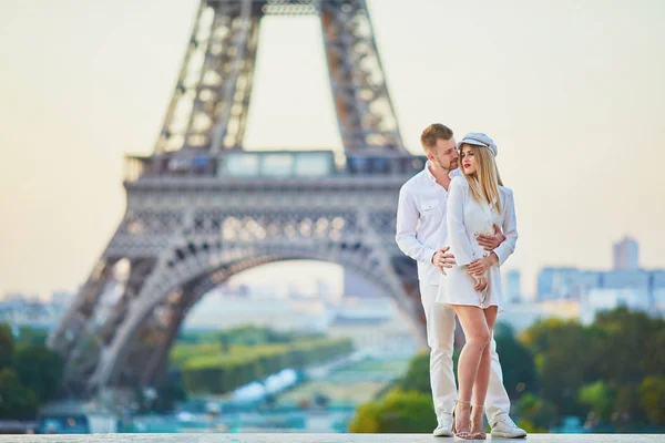 Romantický Pár Paříže Eiffelovu Věž — Stock fotografie