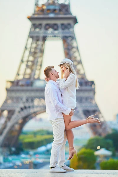 Pareja Amorosa Romántica París Cerca Torre Eiffel —  Fotos de Stock