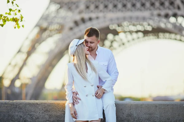 Romantikus Szerető Pár Párizsban Eiffel Torony Közelében — Stock Fotó