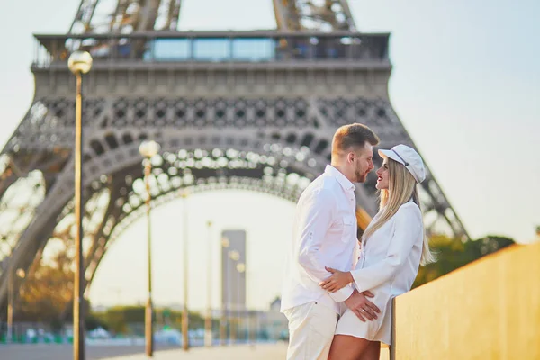 Couple Amoureux Romantique Paris Près Tour Eiffel — Photo