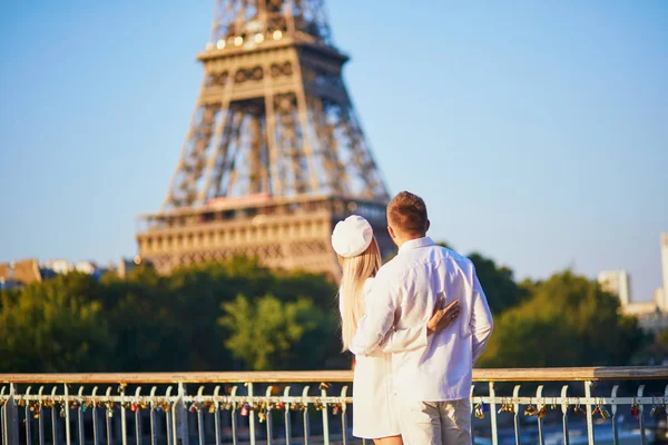 Couple Amoureux Romantique Paris Près Tour Eiffel — Photo