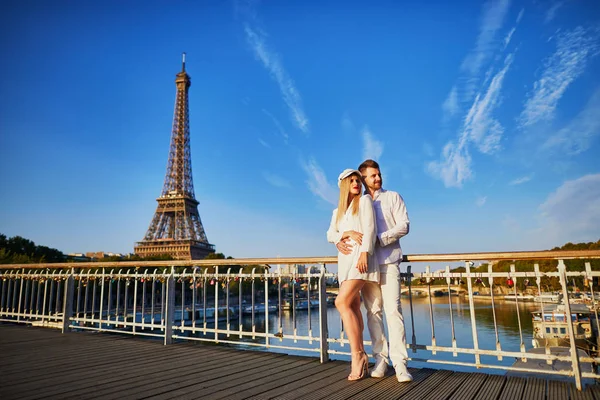 Romantische Verliefde Paar Parijs Buurt Van Eiffeltoren — Stockfoto