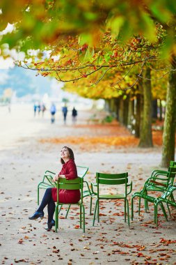 Tuileries garden Paris bir parlak sonbahar gününde güzel genç kadın. Turizm ve tatil Fransa sonbahar sezon