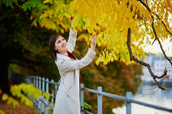 美しい若い女性パリで明るい秋の日に公園を歩いています 観光と秋のシーズンにフランスの休暇 — ストック写真