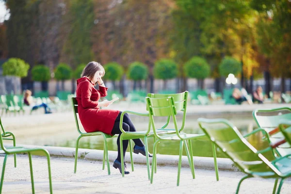 Genç Kadın Onu Hafta Sonu Harcama Tuileries Bahçesinde Paris Fransa — Stok fotoğraf