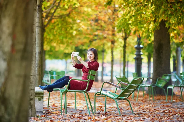 Beautiful Young Woman Tuileries Garden Paris Bright Fall Day Taking — Stock Photo, Image