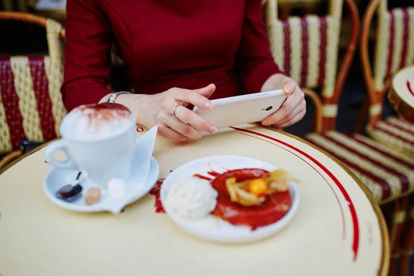 Französin Trinkt Kaffee Einem Café Freien Paris Frankreich Und Benutzt — Stockfoto