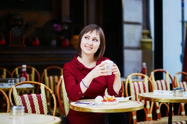 Mooie Franse Vrouw Koffie Drinken Openlucht Café Parijs Frankrijk — Stockfoto