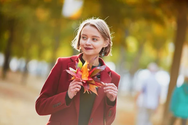 Parkta Bir Sonbahar Gününde Yürüyüş Renkli Sonbahar Sürü Güzel Genç — Stok fotoğraf