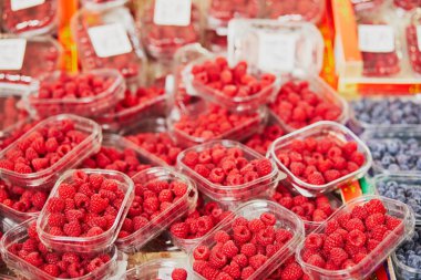 Taze organik sebze ve meyve Paris, Fransa'da çiftçi piyasasında. Evde yetiştirilen ürünlerin tipik Avrupa pazarı