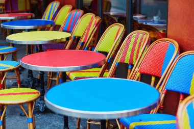 Renkli masa ve sandalye boş açık Cafe Paris, Fransa