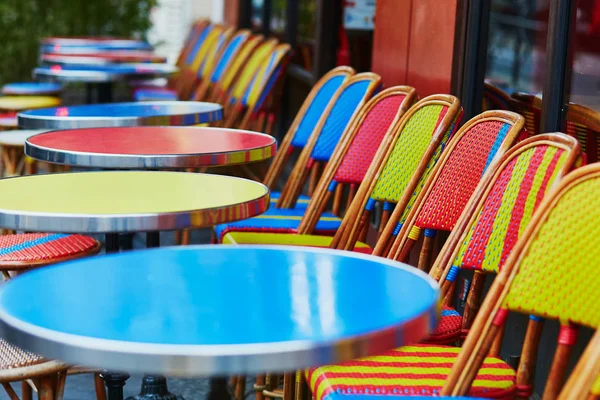 Barevné Stoly Židle Prázdné Venkovní Kavárny Paříž Francie — Stock fotografie