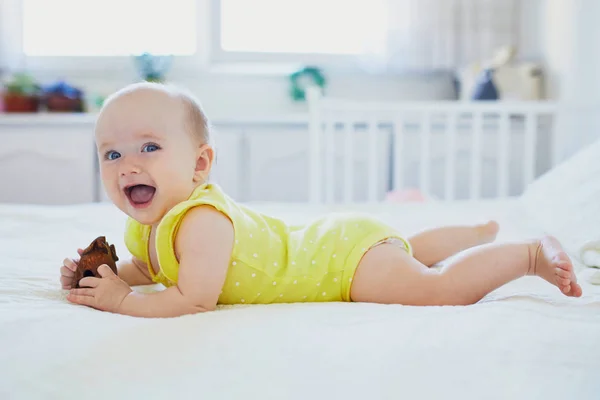 Schattig Meisje Met Houten Speelgoed Het Kleine Kind Heeft Plezier — Stockfoto