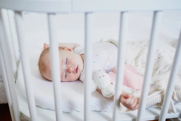 Entzückendes Kleines Mädchen Das Einem Kinderbett Schläft Das Das Bett — Stockfoto