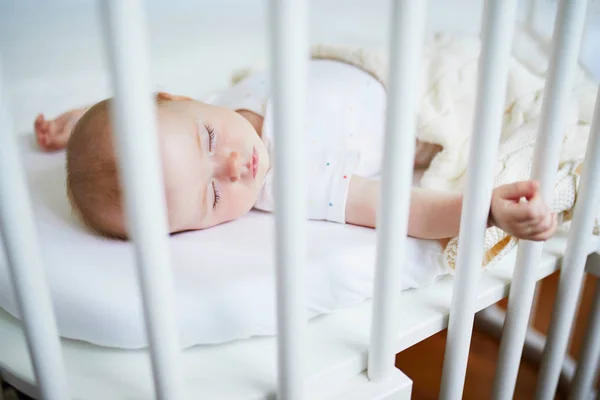 Adorabile Bambina Che Dorme Una Culla Attaccata Letto Dei Genitori — Foto Stock