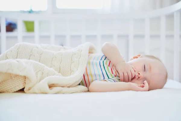 可爱的女婴睡在与父母同床的卧铺里 小孩在小床里小睡一天 在阳光灿烂的托儿所里的婴儿 — 图库照片