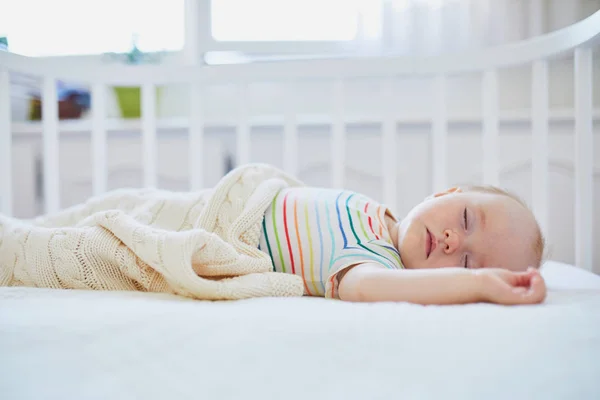 可爱的女婴睡在与父母同床的卧铺里 小孩在小床里小睡一天 在阳光灿烂的托儿所里的婴儿 — 图库照片