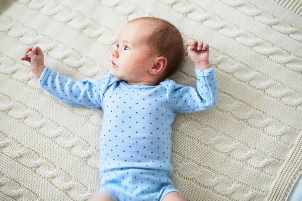 Adorable Niña Acostada Cama Niño Una Guardería Soleada — Foto de Stock