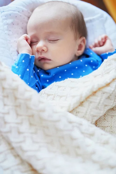 Liebenswertes Kleines Mädchen Das Der Krippe Schläft Kleines Kind Beim — Stockfoto