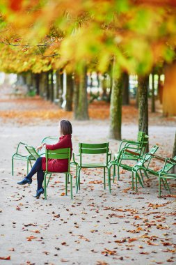 Tuileries garden Paris bir parlak sonbahar gününde güzel genç kadın. Turizm ve tatil Fransa sonbahar sezon