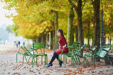 Tuileries garden Paris bir parlak sonbahar gününde güzel genç kadın. Turizm ve tatil Fransa sonbahar sezon