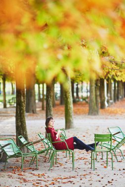 Tuileries garden Paris bir parlak sonbahar gününde güzel genç kadın. Turizm ve tatil Fransa sonbahar sezon