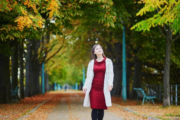 Όμορφη Νεαρή Γυναίκα Στο Παρίσι Περπάτημα Στο Πάρκο Για Μια — Φωτογραφία Αρχείου