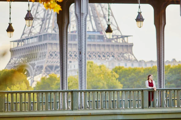 秋や春の日にエッフェル塔を一望 Bir Hakeim 橋の上のパリの美しい若い女性 観光とフランスの休暇 — ストック写真