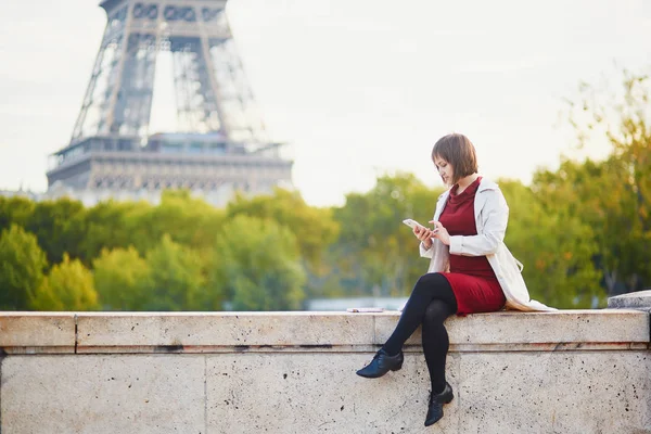 Beautiful Young Woman Paris Eiffel Tower Seine Bright Fall Day — Stock Photo, Image