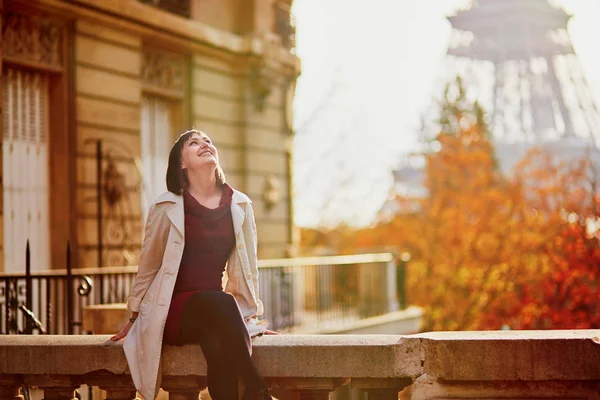 Молодая Женщина Париже Эйфелевой Башни Яркий Осенний День Туризм Отдых — стоковое фото