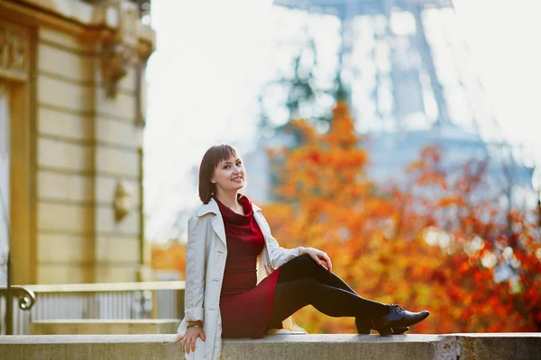 Schöne Junge Frau Paris Der Nähe Des Eiffelturms Einem Strahlenden — Stockfoto