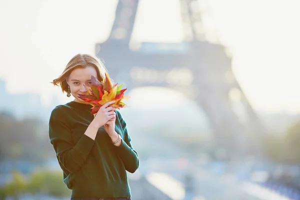 Mooie Jonge Franse Vrouw Met Bos Van Kleurrijke Herfst Bladeren — Stockfoto