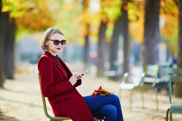 Mulher Parisiense Elegante Usando Seu Telefone Celular Parque Dia Outono — Fotografia de Stock